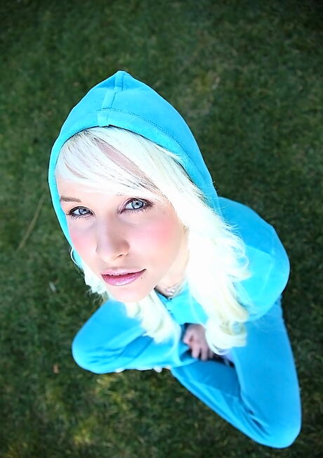 Sylphlike american teen Stevie Shae exposing big tits and hot butt outdoor